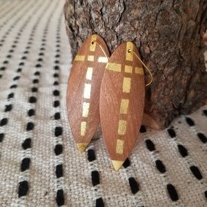 Leaf-shaped Twisted Earrings